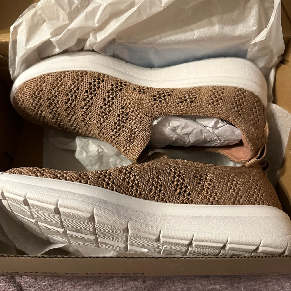 NWT in box Clarks Women's Ezera Path Loafer Warm Beige size 5 medium